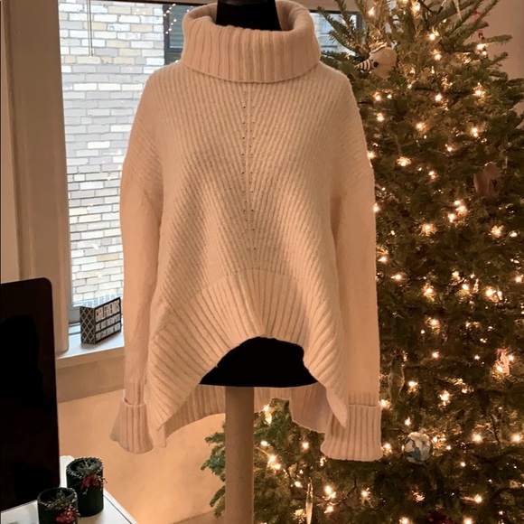 Anthropologie Sweaters - Chic hi-lo Anthro sweater